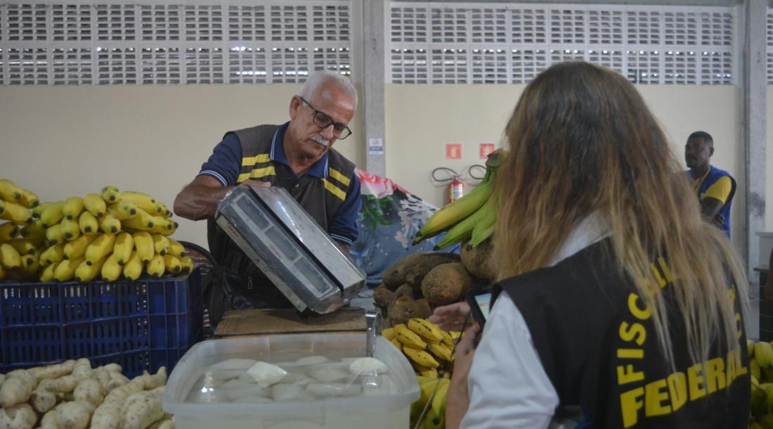 ITPS notifica 27 feirantes por irregularidades nas balanças de feira livre
