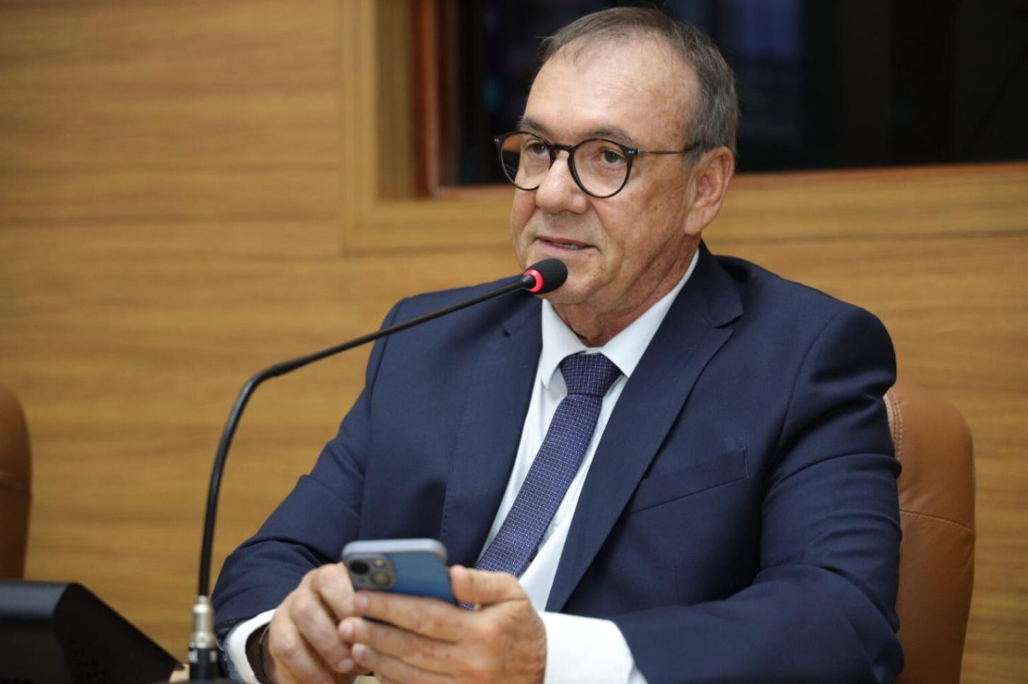 Luiz Fonseca destaca entrega de kits de viagem a intercambistas