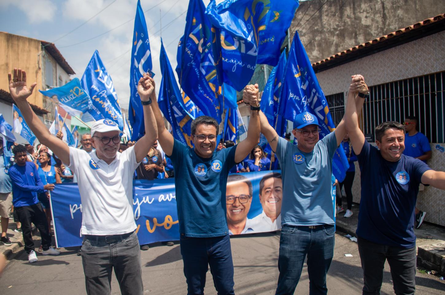 Luiz Roberto e Fabiano caminham ao lado do governador no São Conrado