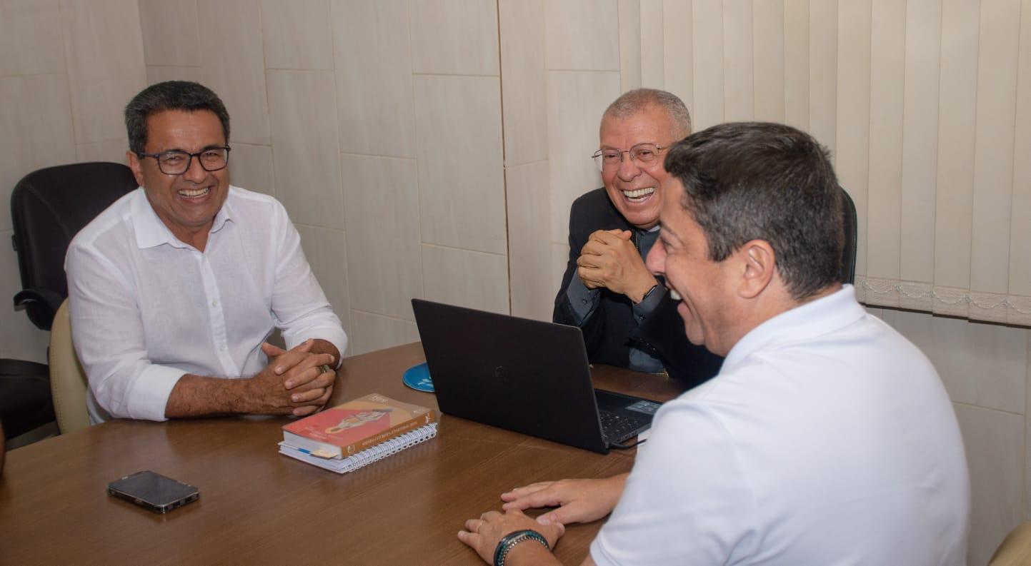 Luiz Roberto e Fabiano discutem dinamização do turismo religioso com o arcebispo da capital