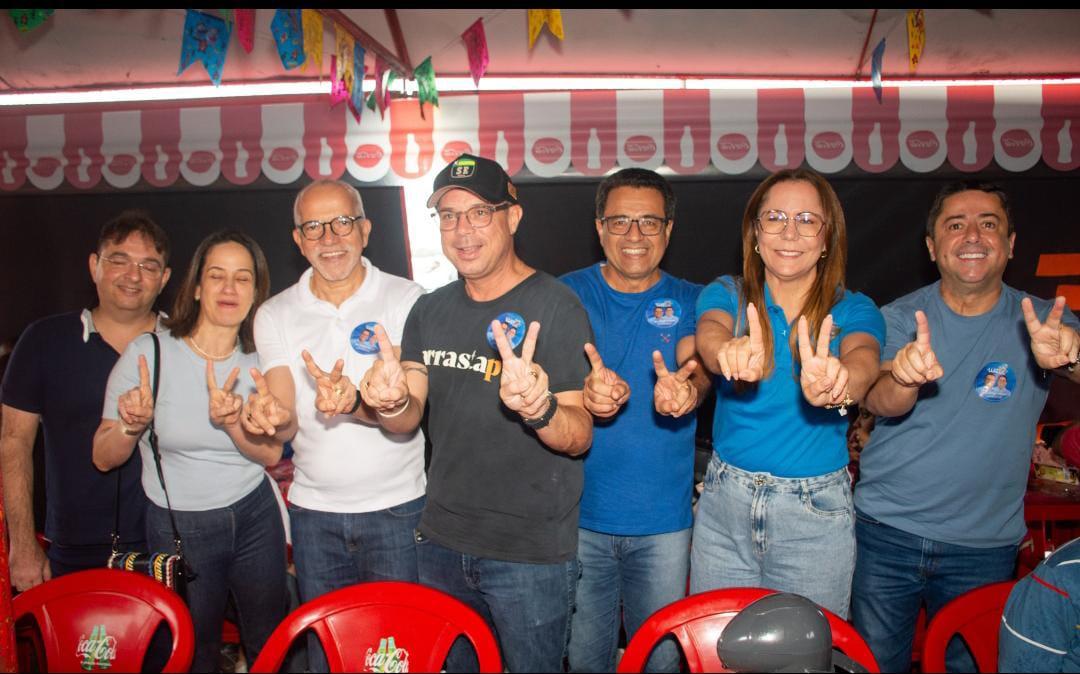 Luiz Roberto e Fabiano iniciam sábado de campanha com visita ao mercado central e plotagem de veículos
