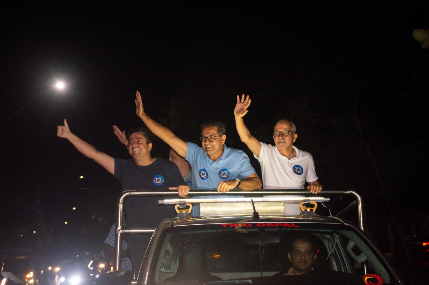Luiz Roberto e Fabiano realizam carreata pelas ruas do Augusto Franco