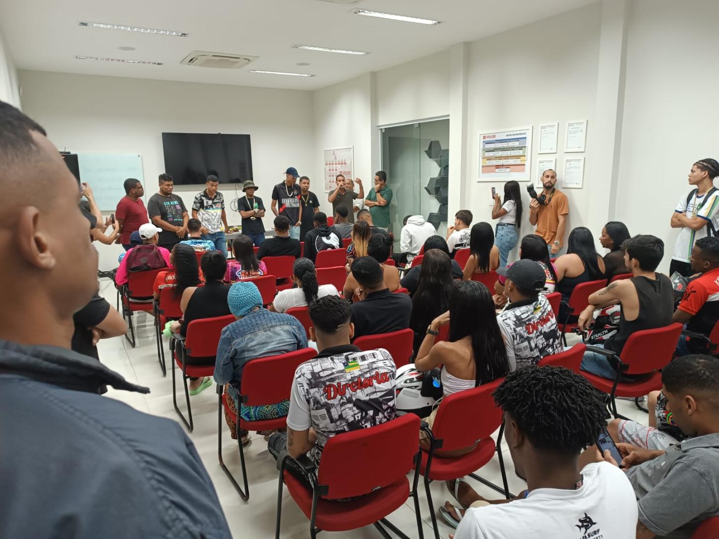 Luiz Roberto reúne-se com representantes dos motoboys e mototáxis