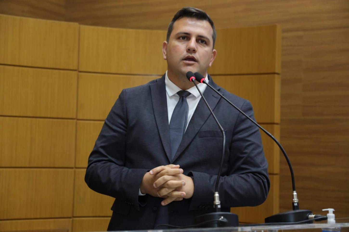 Marcos Oliveira cobra conserto de tomógrafo no Hospital de Itabaiana