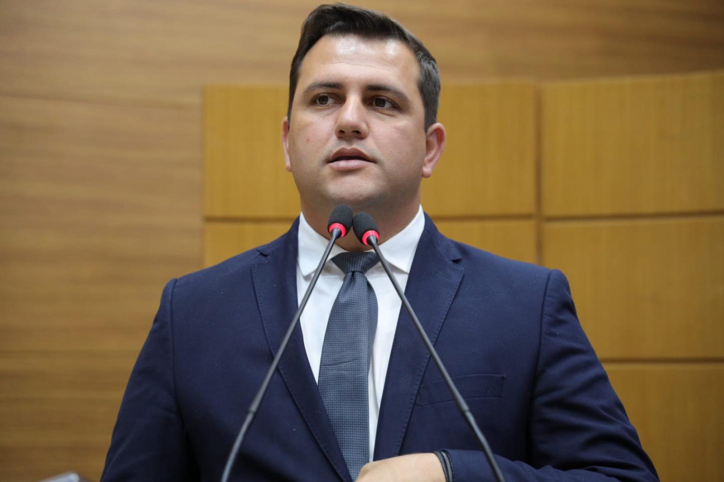 Marcos Oliveira comemora fim da reforma do gramado do Estádio Etelvino Mendonça