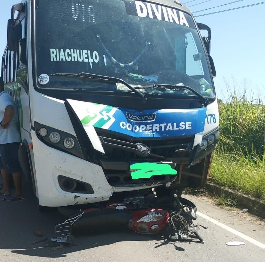 Motociclista morre em colisão frontal com micro-ônibus na rodovia SE-245, em Riachuelo