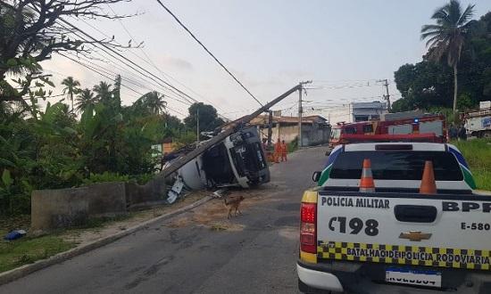 Motorista morre após colidir o caminhão com um poste na Rodovia SE-100, no Povoado Aguilhadas, em Pirambu