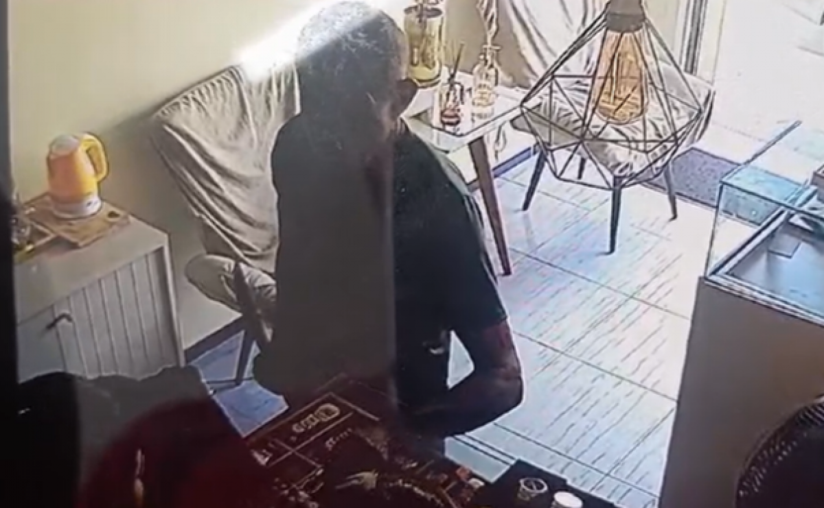 Mulher é atingida com golpe de facão durante tentativa de assalto no Eduardo Gomes, em São Cristóvão