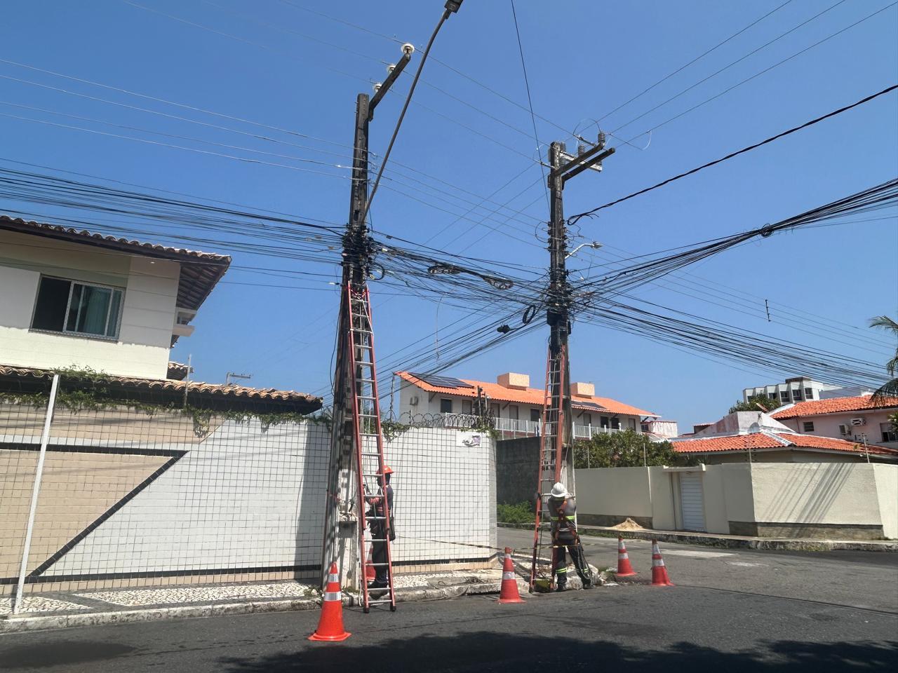 Mutirão promove regularização de cabos de internet e telefonia na Coroa do Meio