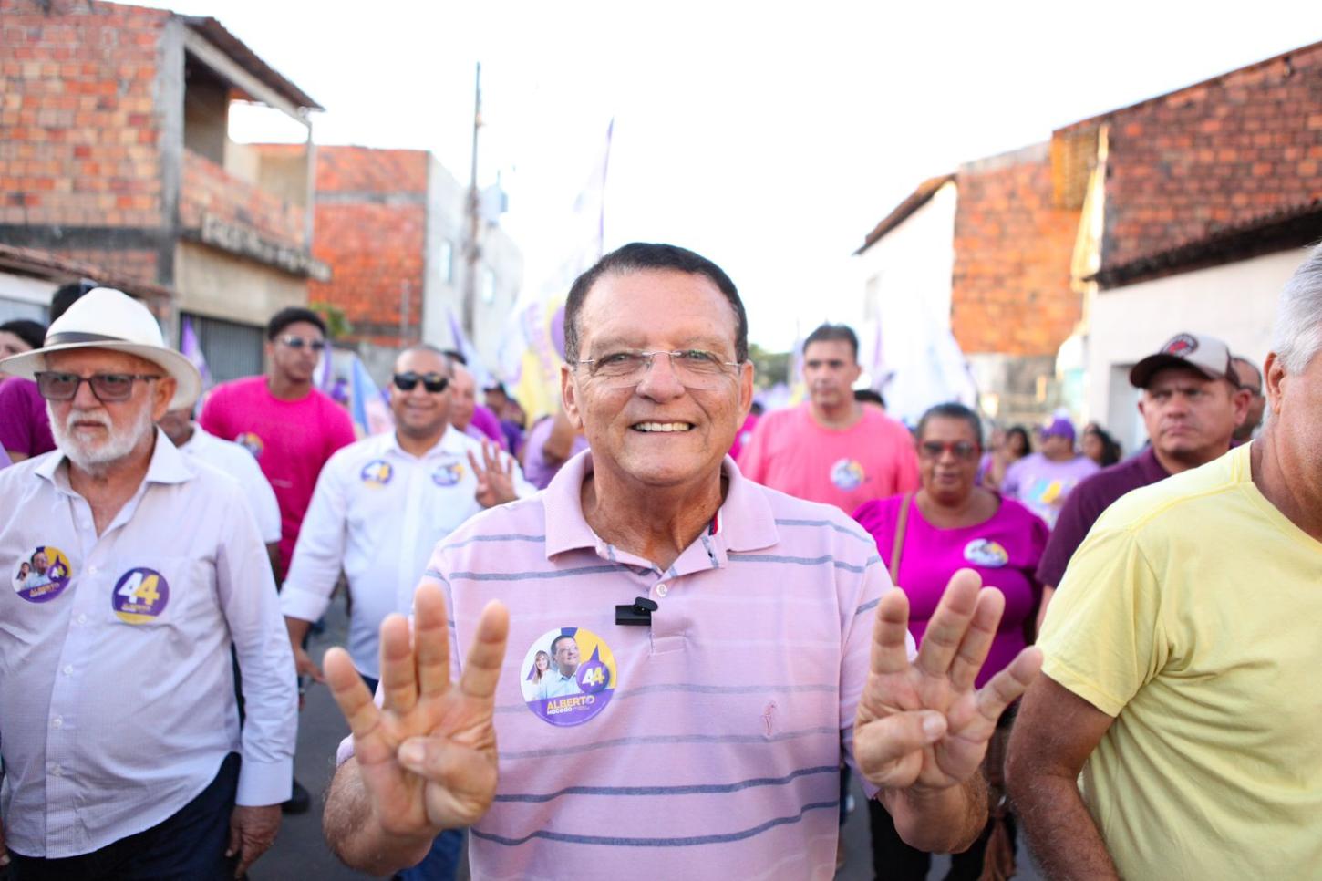 Onda lilás invade ruas da Barra com caminhadas de Alberto Macedo