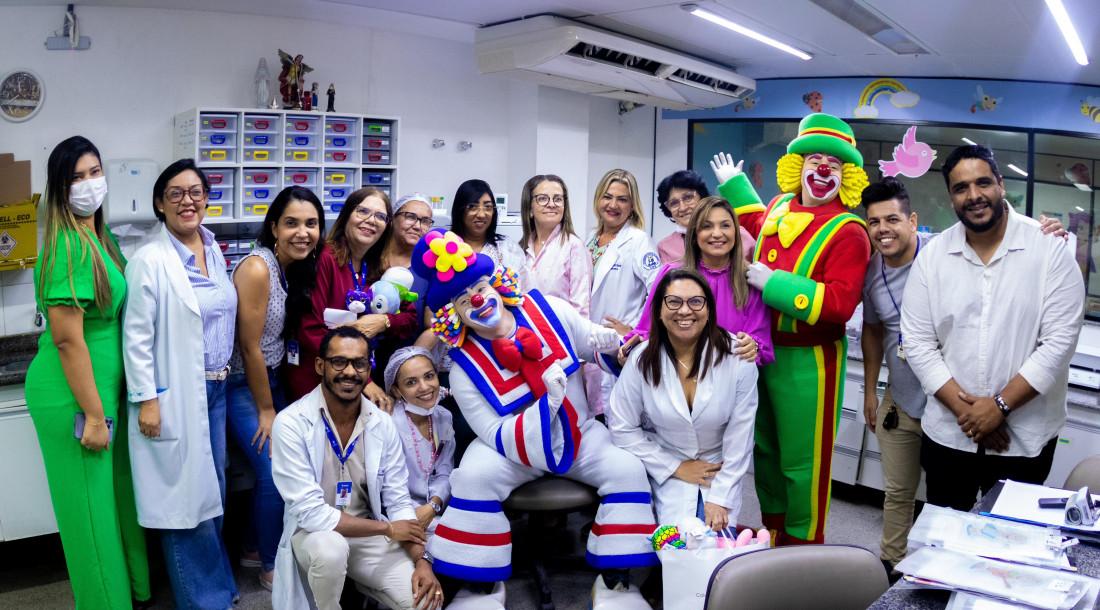 Palhaços Patati e Patatá levam alegria às crianças na Oncologia Pediátrica do Huse, em Aracaju
