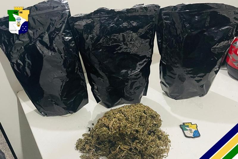 PM apreende embalagens com maconha na Zona Sul de Aracaju