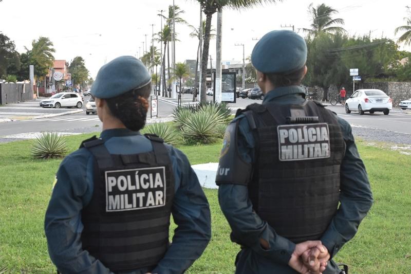 PM prende três pessoas suspeitas por furto em estabelecimento comercial na Orla de Atalaia