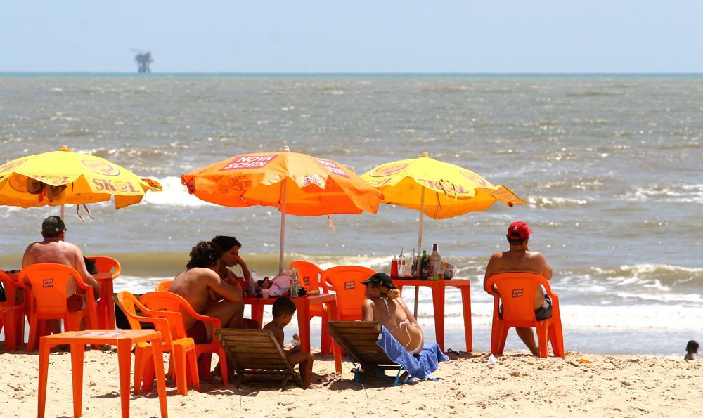 Praia de Atalaia Nova, na Barra, está imprópria para  banho, diz Adema