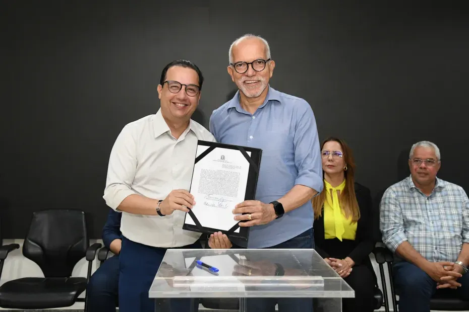 Prefeito Edvaldo Nogueira empossa Valadares Filho como secretário de Governo de Aracaju