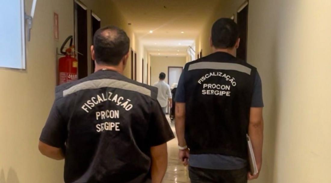 Procon Sergipe autua hotel durante fiscalização na Orla da Atalaia, em Aracaju