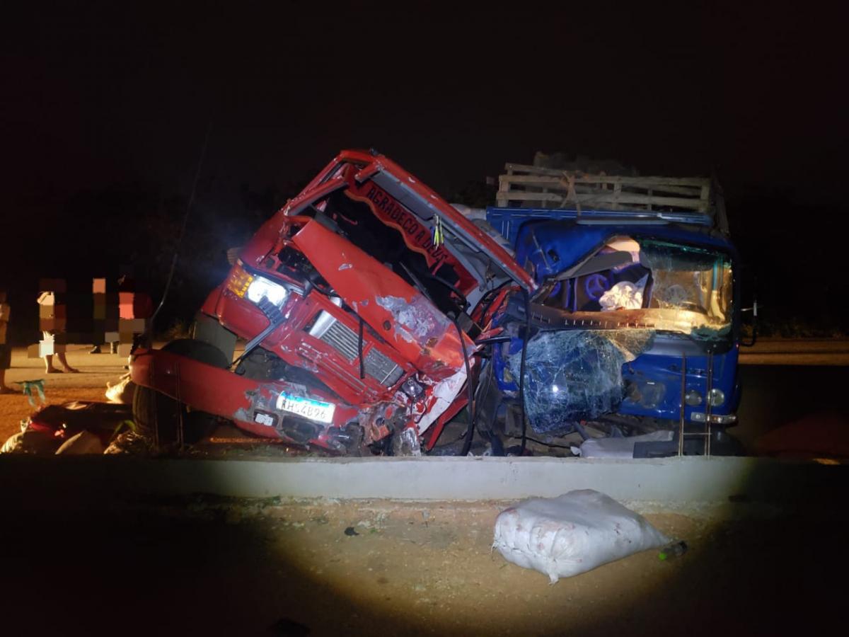 Quatro pessoas ficam feridas após batida envolvendo dois caminhões na Rodovia SE-175, em Ribeirópolis