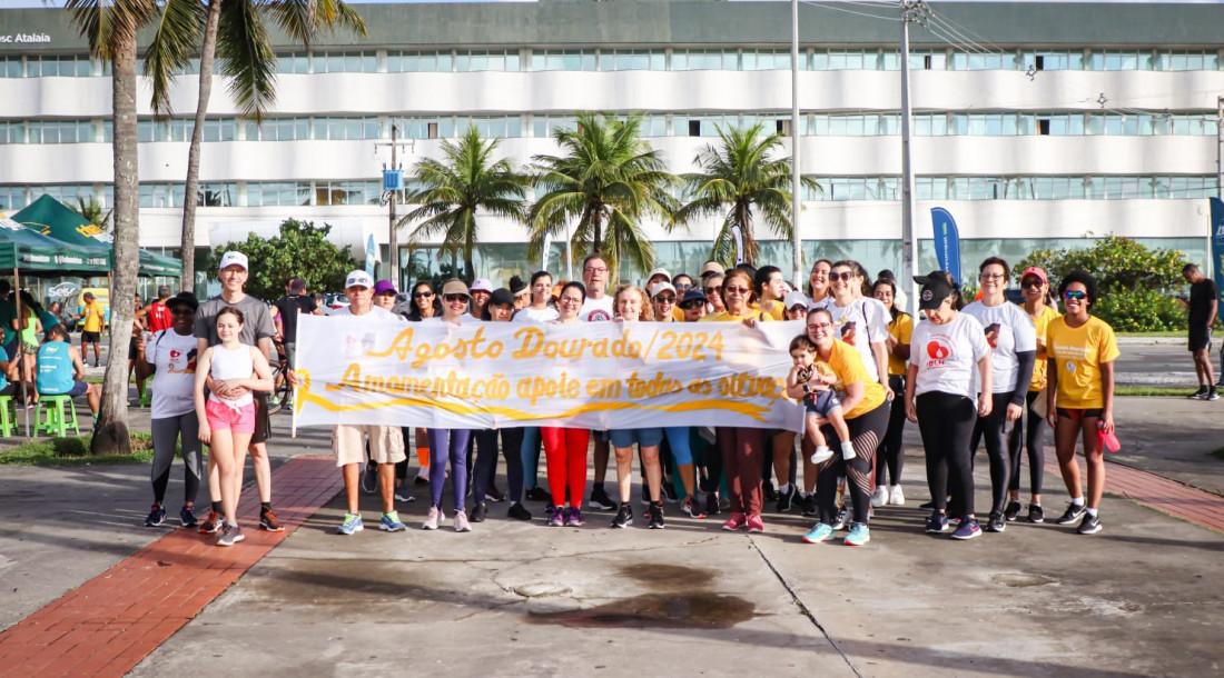 Saúde promove caminhada em alusão ao Agosto Dourado na Orla