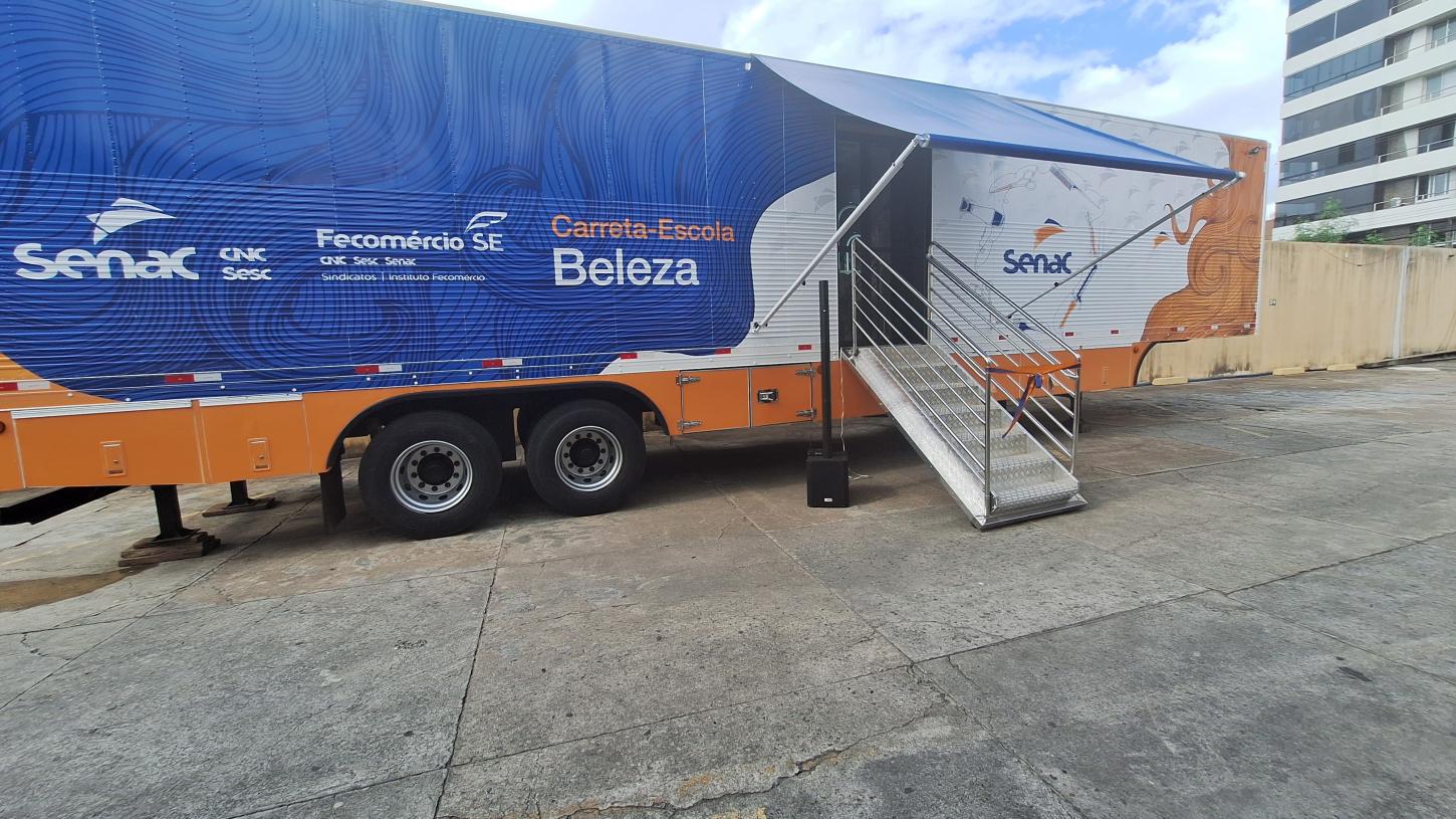Senac inaugura Carreta Escola de Beleza no estado de Sergipe