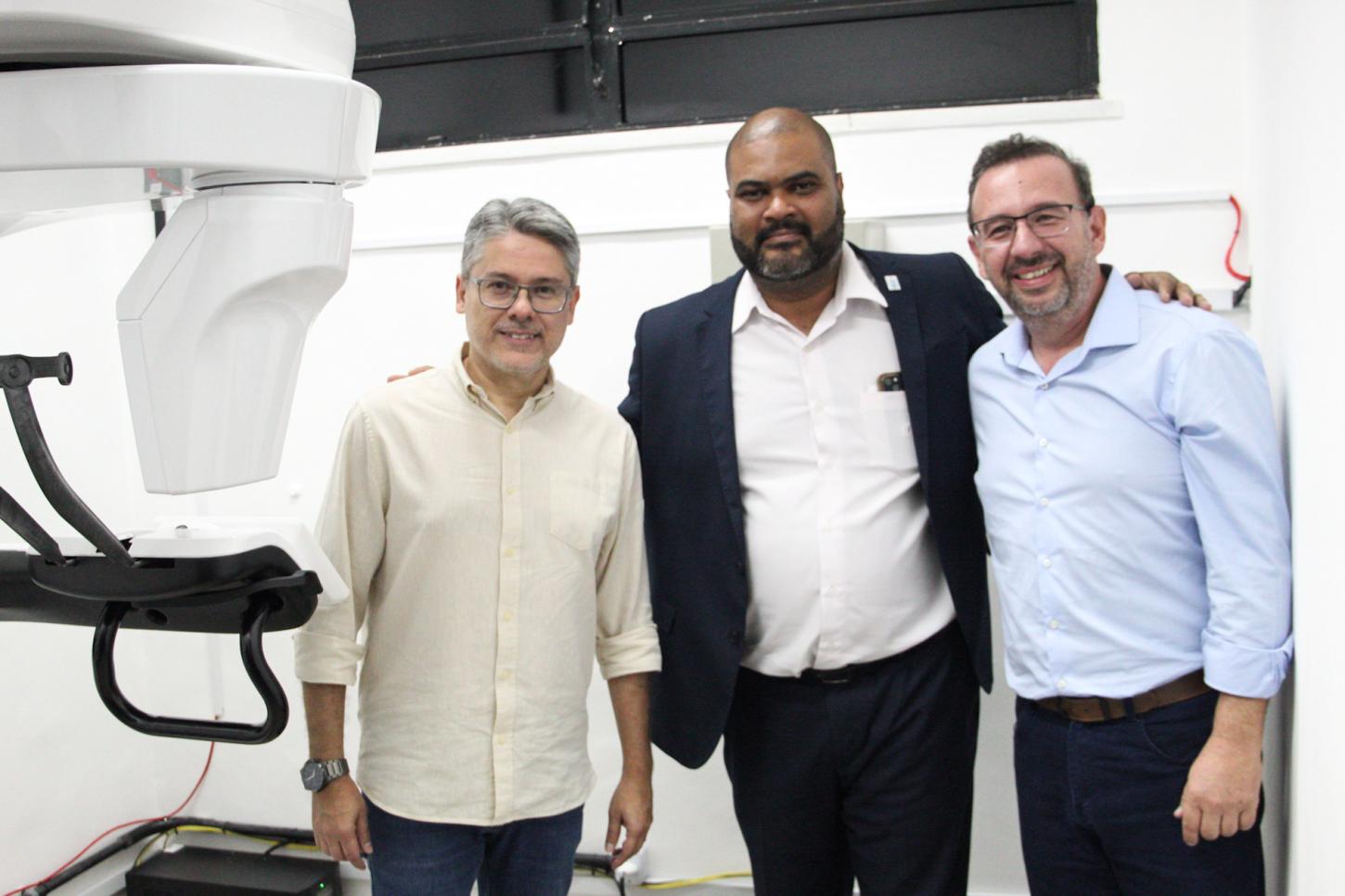 Senador Alessandro entrega tomógrafo odontológico e Laboratório Materno Infantil no HU