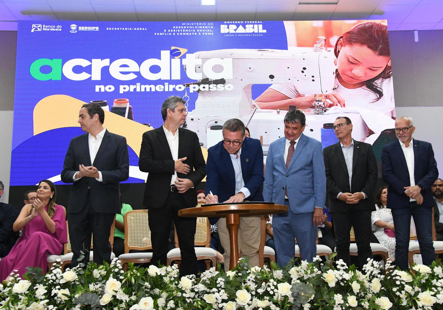 Sergipe faz adesão ao programa federal “Acredita no Primeiro Passo” com a presença do ministro Wellington Dias