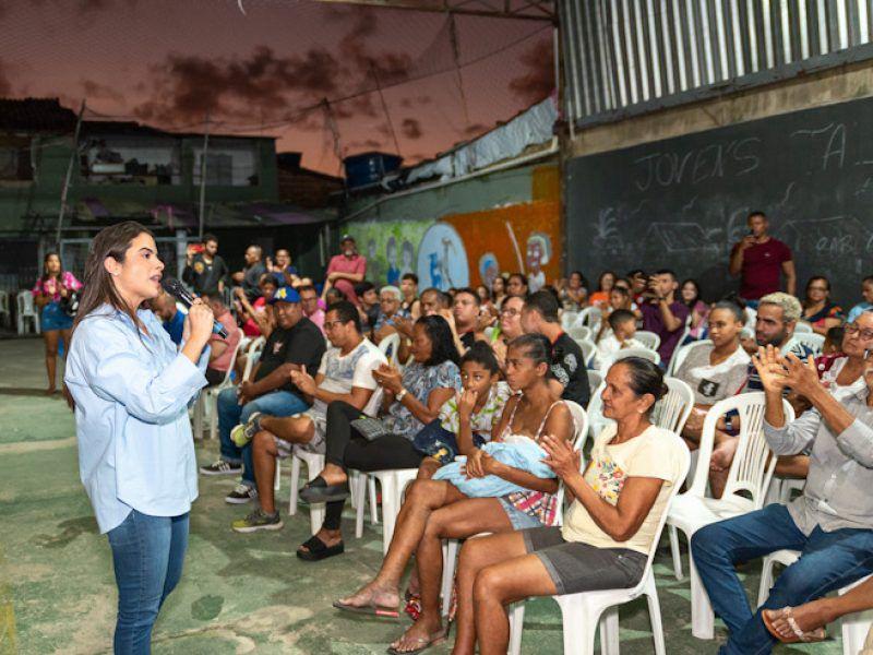 Yandra Moura apresenta projetos e fala sobre inclusão em encontro com moradores de Aracaju