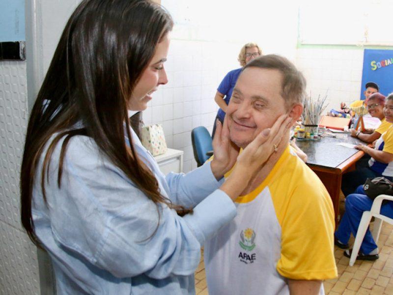 Yandra visita APAE Aracaju e conversa sobre futuras parcerias com o município