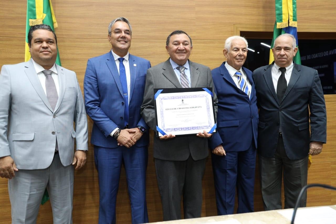 Alese concede título de cidadania ao anestesista Enedino Ferreira