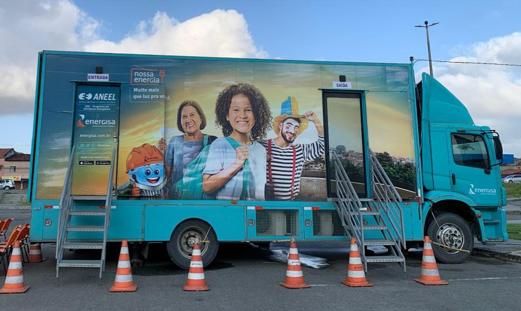 Caminhão Nossa Energia realiza troca gratuita de lâmpadas nos municípios