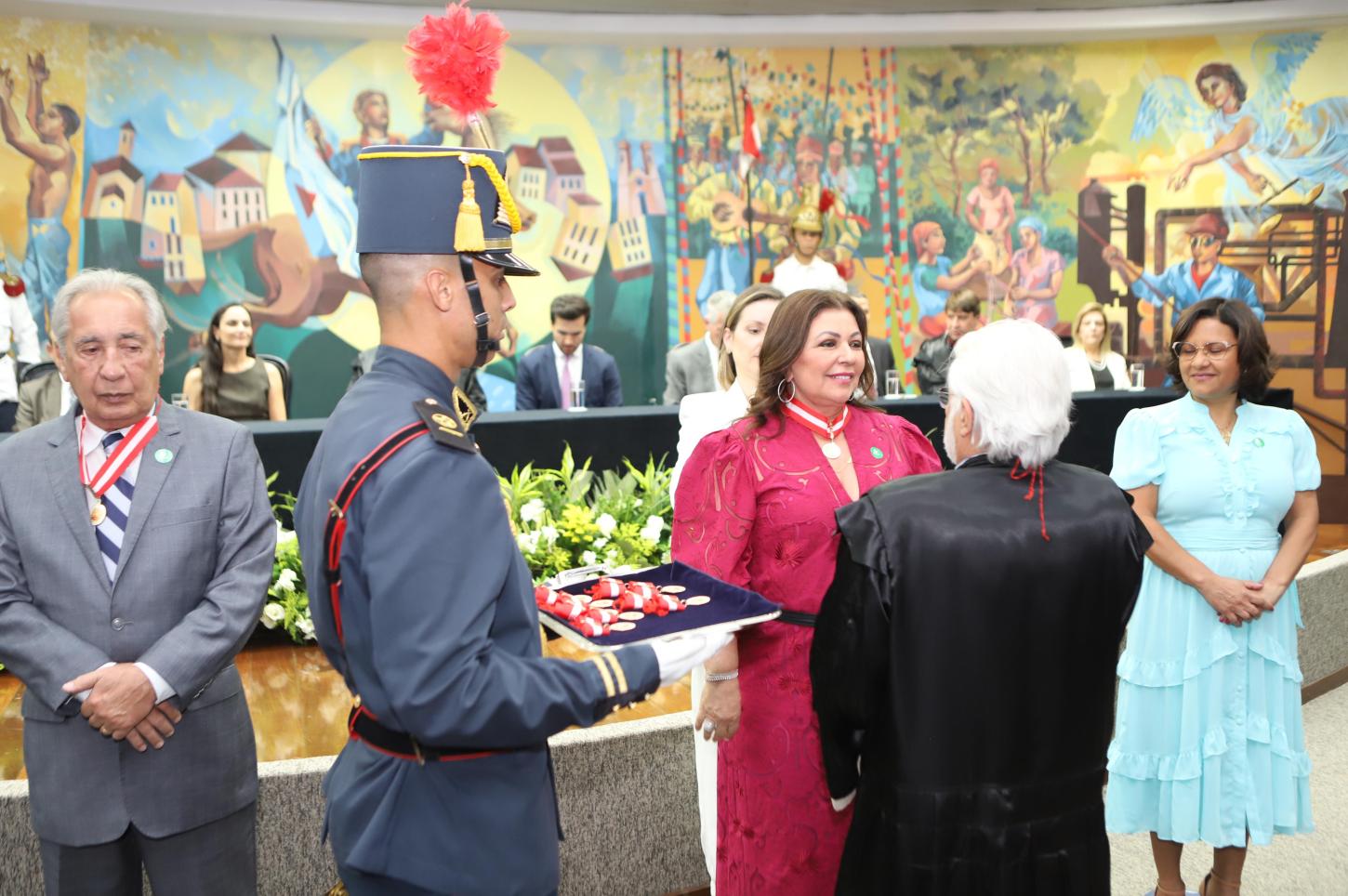 Conselheira Susana Azevedo recebe principal comenda do TCE de MG