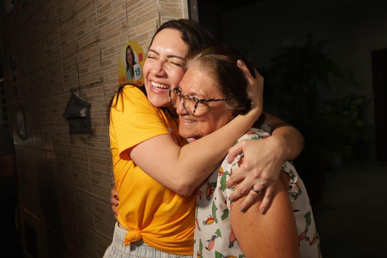 Danielle Garcia recebe apoio dos moradores do Bugio durante carreata
