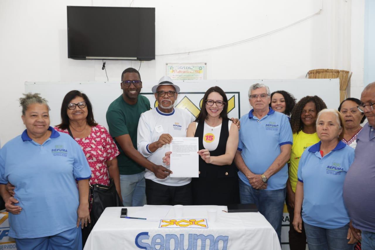 Delegada Danielle firma compromisso com as pautas dos servidores municipais