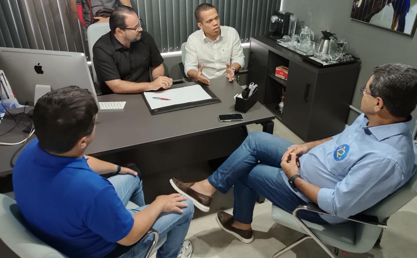 Luiz Roberto visita feira do Santos Dumont e reúne-se com empresários