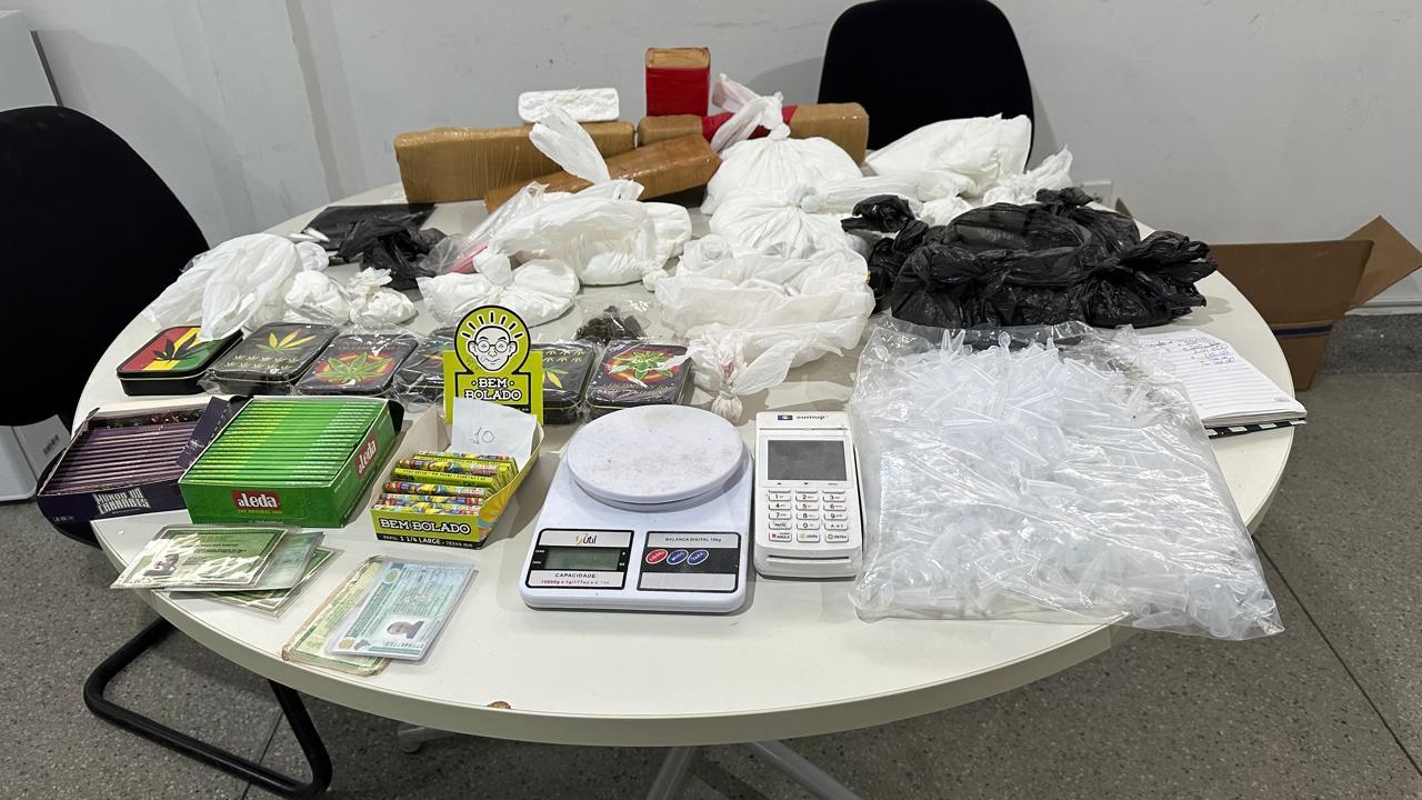 Polícia Civil prende casal em flagrante por tráfico no momento que iria fazer entrega de  drogas em Itabaiana