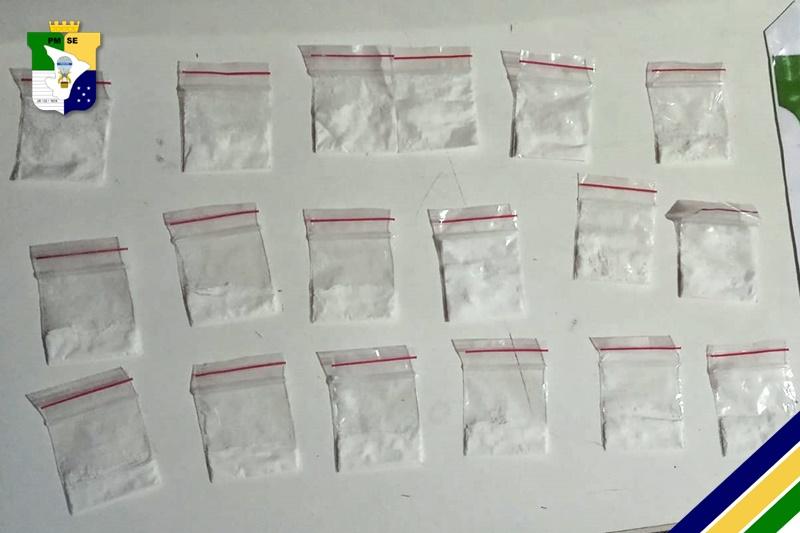 Polícia Militar prende homem com 18 porções de cocaína prontas para a venda  na Barra
