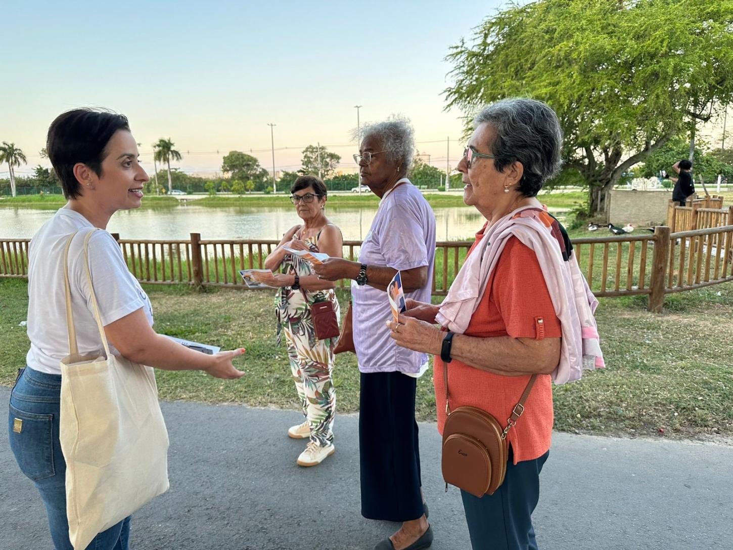 Priscila Boaventura apresenta propostas em fim de semana de panfletagem