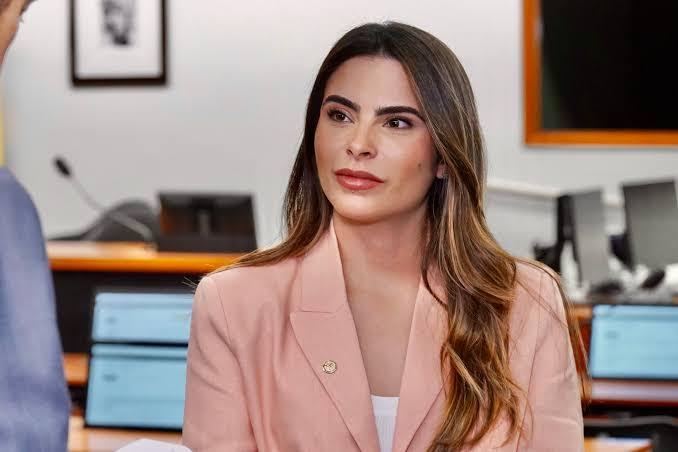 Yandra é notificada por praticar ‘adesivaço’ em veículos de aplicativo