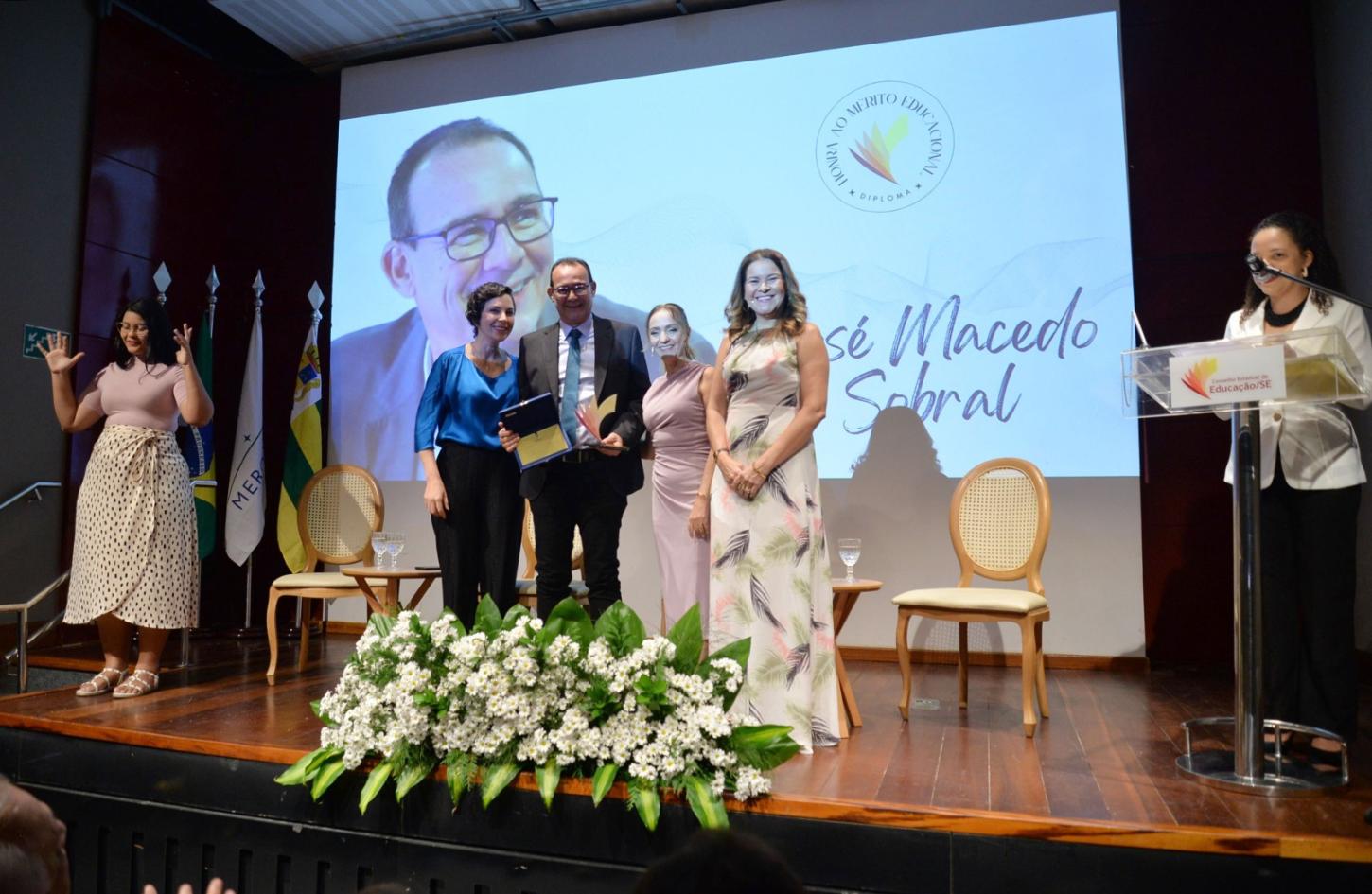 Zezinho Sobral é agraciado com maior honraria da educação sergipana