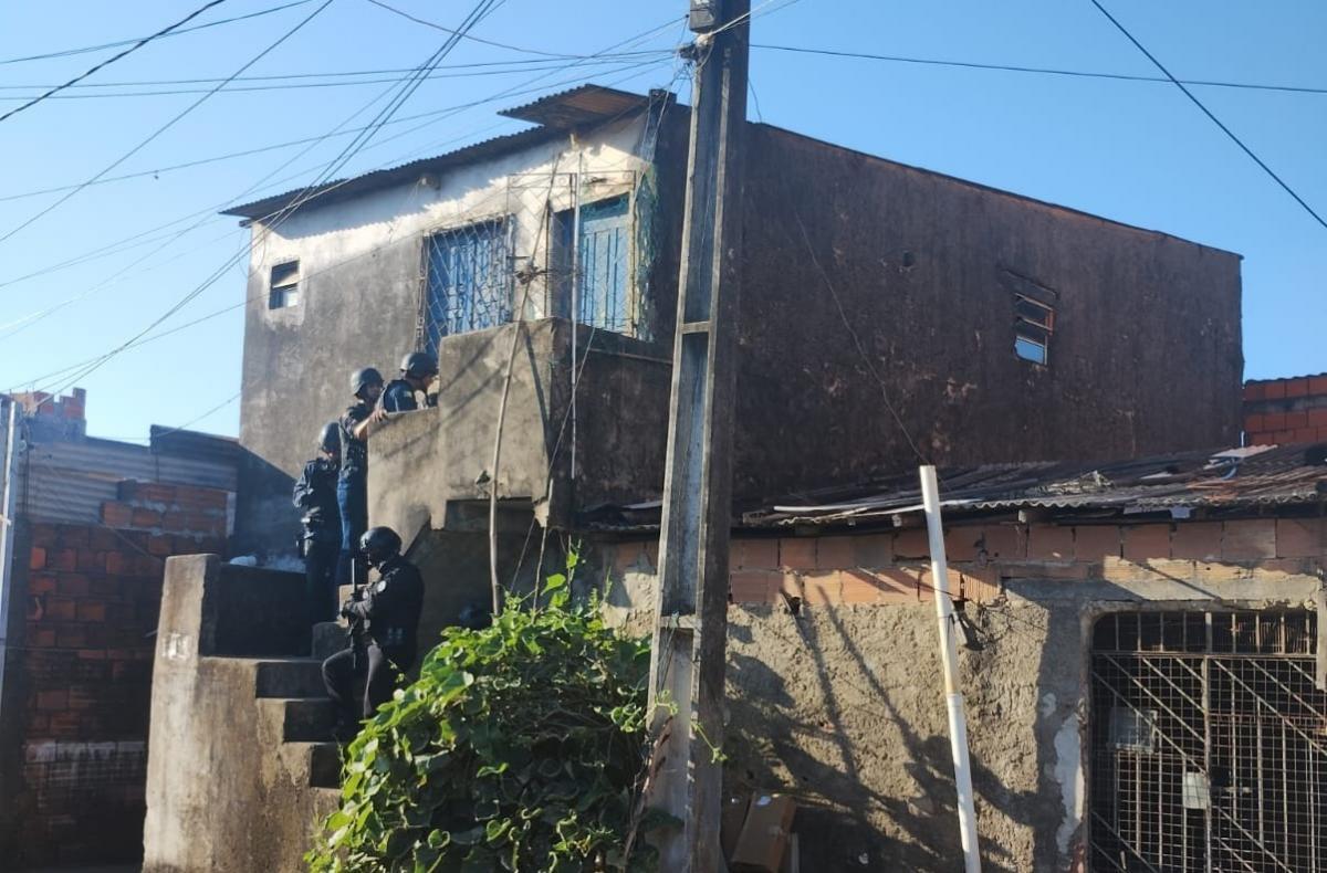 Família continua refém de homem armado