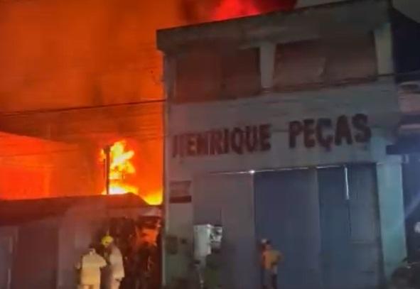 Incêndio destrói loja de estofados na Zona Norte de Aracaju
