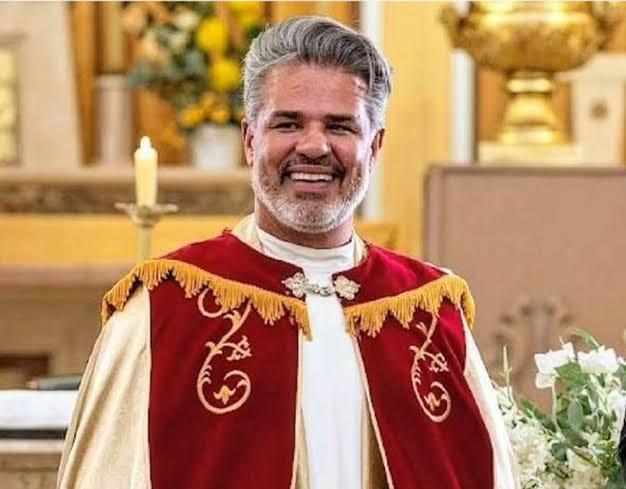 Diocese afasta padre após vazamento de fotos íntimas