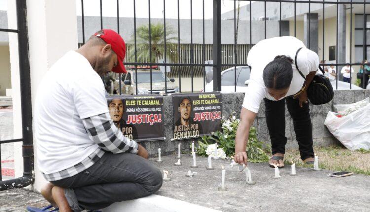 Familiares de Genivaldo clamam por justiça em frente ao Fórum de Estância