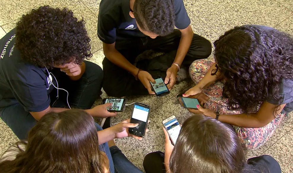 “Nem no recreio”: pesquisadores da educação criticam celular na escola