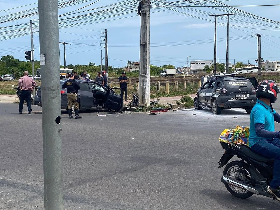 Viatura da Polícia Penal capota após colisão no bairro Santa Maria