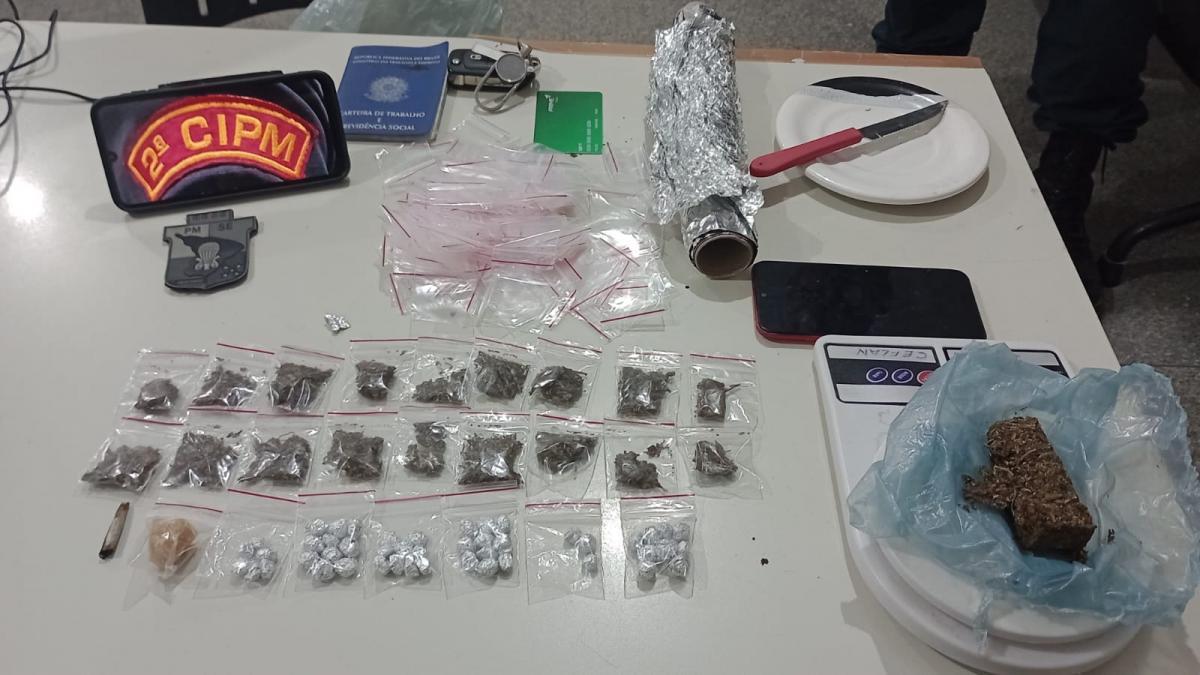Carro de Prefeitura é usado para transportar 48 pedras de crack