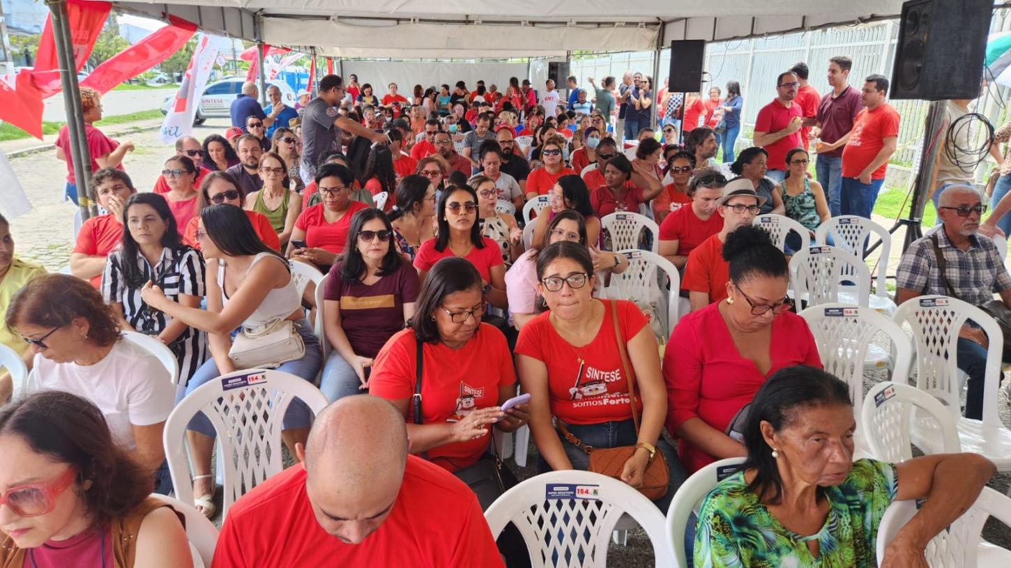 Professores paralisam atividades em 12 municípios