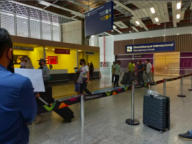 Empresário é preso após ser acusado de abuso sexual contra criança em avião comercial