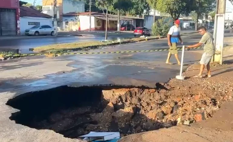 Grande cratera formada na Av. Maranhão após rompimento de tubulação de abastecimento água