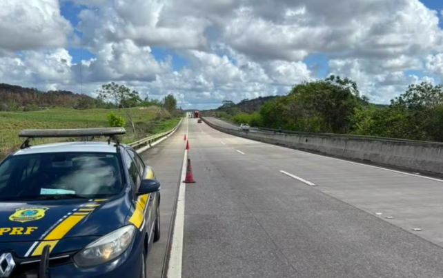 Motociclista colide em carreta e morre na BR-101 em Estância