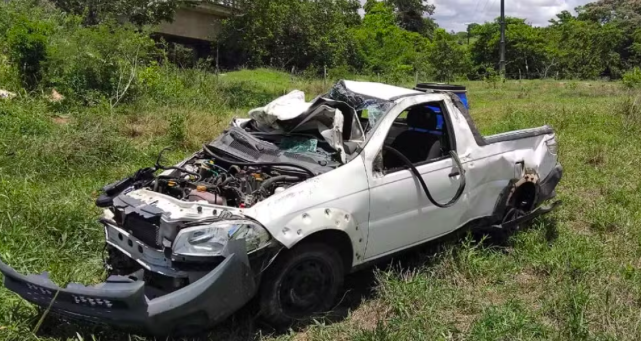 Carro cai em ribanceira após capotamento e deixa vítimas feridas na SE-285